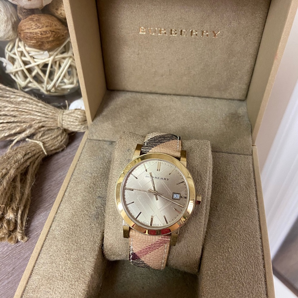 Burberry watch - Picture 1 of 4